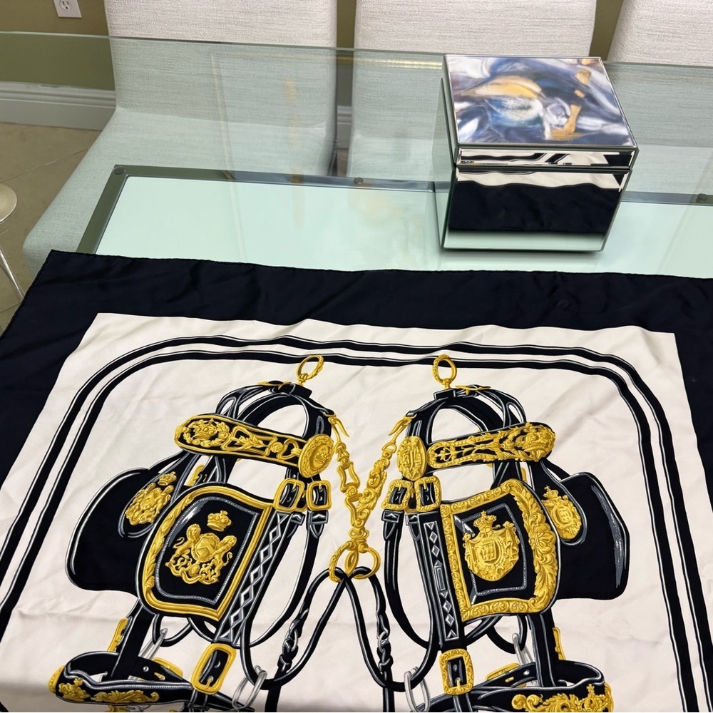 Authentic Hermès Carré 90 Silk Scarf - Picture 3 of 9